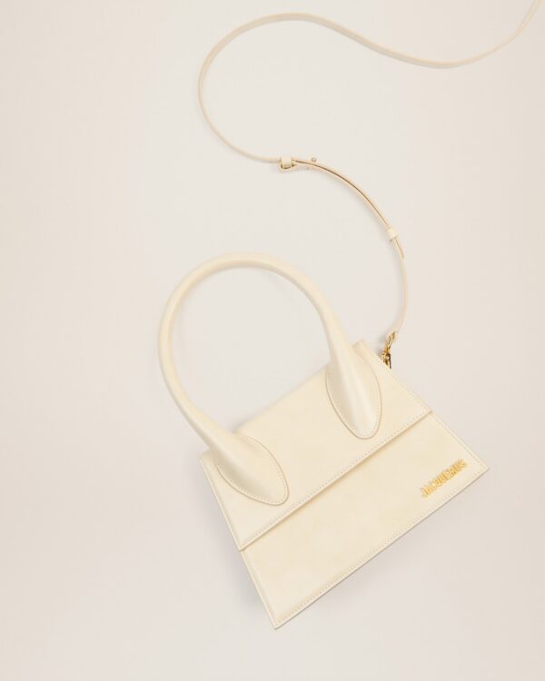 22H213BA003-3065-120_4.jpg Jacquemus Le grand Chiquito Large signature handbag.