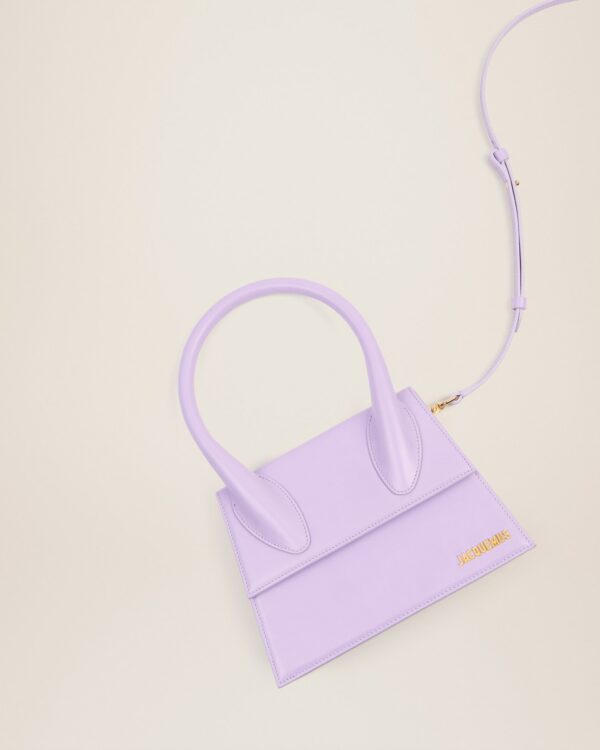 22H213BA003-3065-640_4.jpg Jacquemus Le grand Chiquito Large signature handbag.