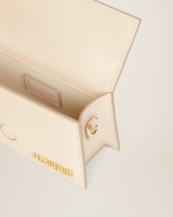 22H213BA006-3060-120_4.jpg Jacquemus Le Bambino Mini flap bag.