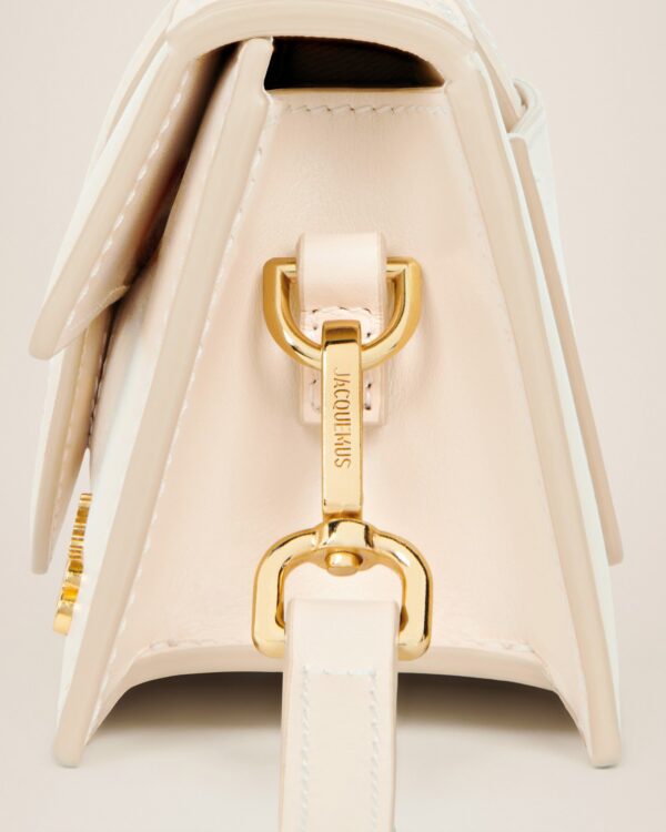 22H213BA006-3060-120_5.jpg Jacquemus Le Bambino Mini flap bag.