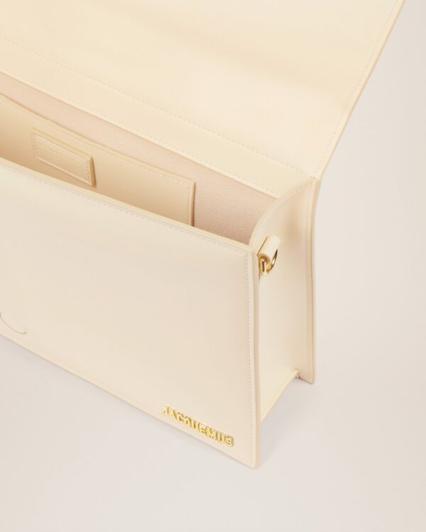 22H221BA014-3060-120_4.jpg Jacquemus Le Bambinou Flap bag.
