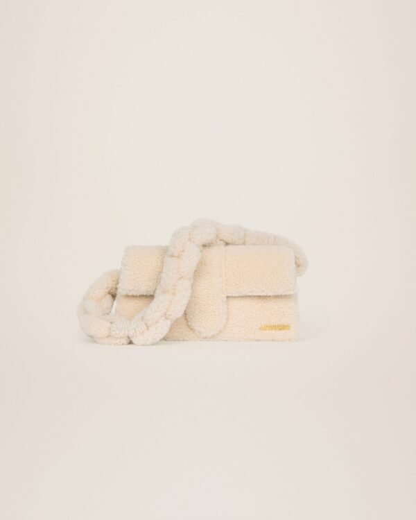 22H223BA027-3095-120_1.jpg Jacquemus e Bambidou Shearling flap bag.