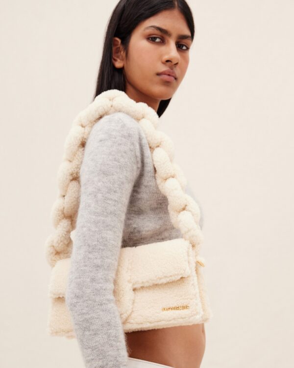 22H223BA027-3095-120_11-scaled-1.jpg Jacquemus e Bambidou Shearling flap bag.