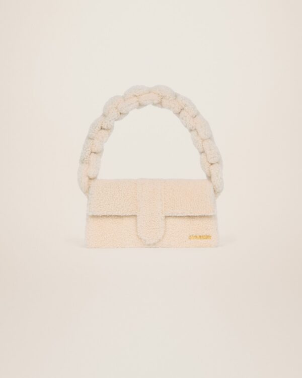 22H223BA027-3095-120_2.jpg Jacquemus e Bambidou Shearling flap bag.