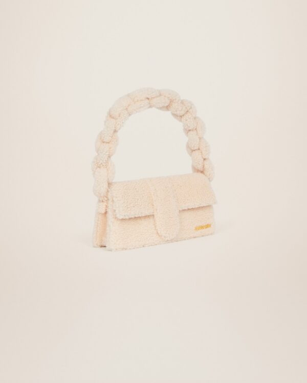 22H223BA027-3095-120_3.jpg Jacquemus e Bambidou Shearling flap bag.
