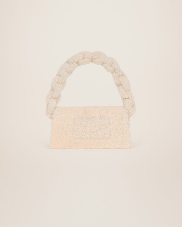 22H223BA027-3095-120_4.jpg Jacquemus e Bambidou Shearling flap bag.