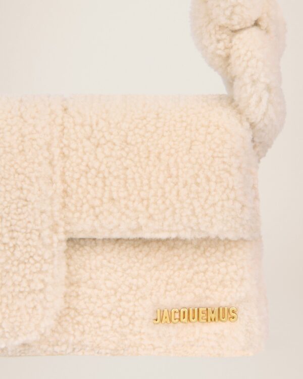 22H223BA027-3095-120_5.jpg Jacquemus e Bambidou Shearling flap bag.
