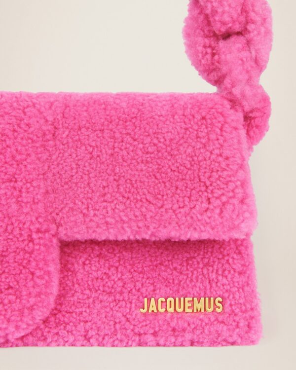 22H223BA027-3095-430_5.jpg Jacquemus Le Bambidou Shearling flap bag.
