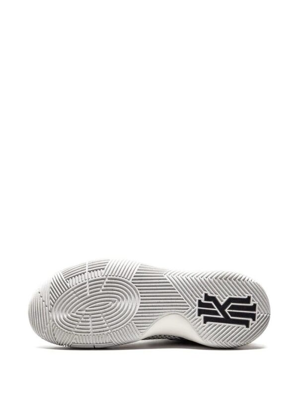 14110348_18615822_1000-1.jpg Nike Kyrie 2 sneakers