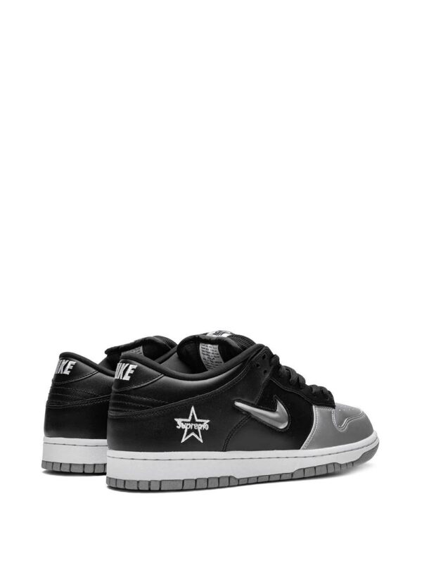 14531742_21850942_1000-1.jpg Nike x Supreme SB Dunk Low sneakers