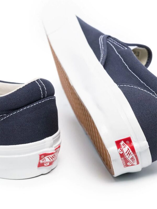 15468258_28300778_1000.jpg Vans UA OG Authentic slip-on sneakers