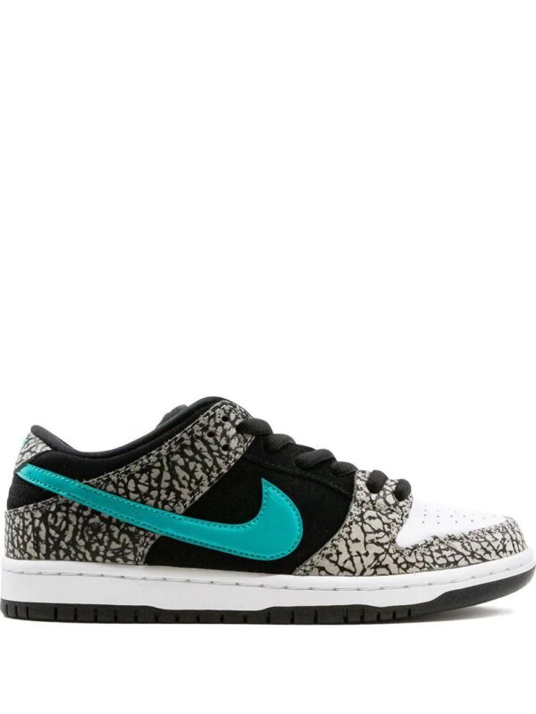 16074804_30564787_1000-1.jpg Nike SB Dunk Low Pro sneakers