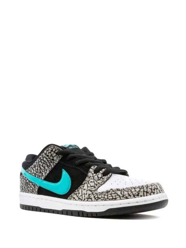 16074804_30565695_1000-1.jpg Nike SB Dunk Low Pro sneakers