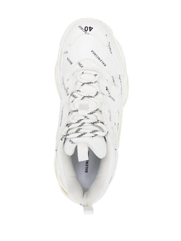 16114682_31979302_1000.jpg Balenciaga Triple S low-top sneakers
