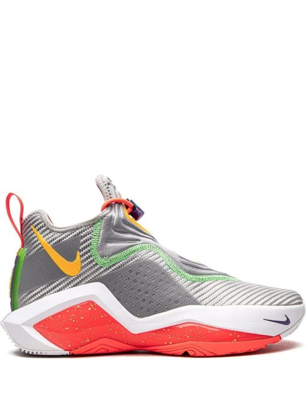 17222002_35022550_1000-1.jpg Nike LeBron Soldier 14 high-top sneakers