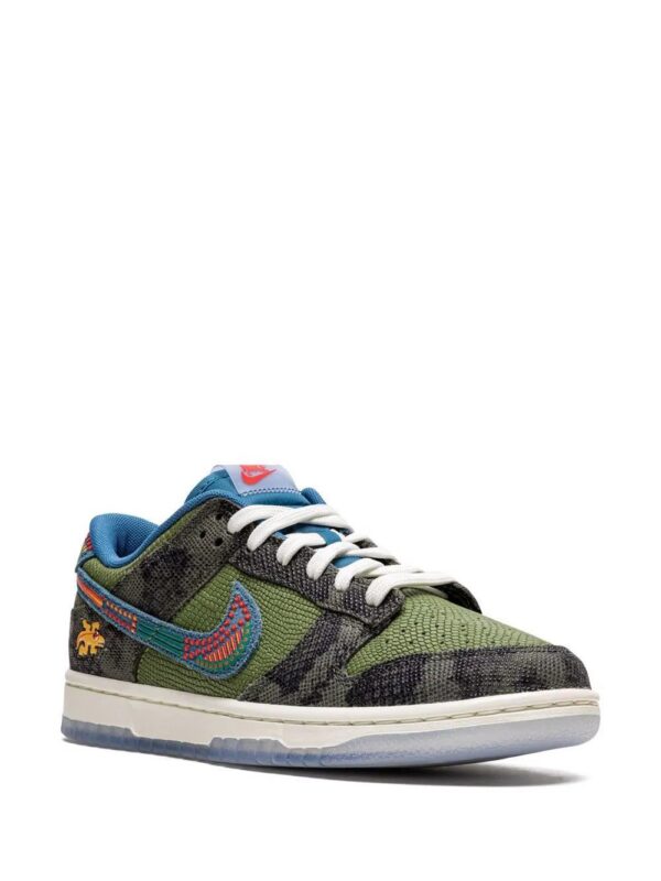 17837996_37558393_1000-1.jpg Nike Dunk Low "Siempre Familia" sneakers