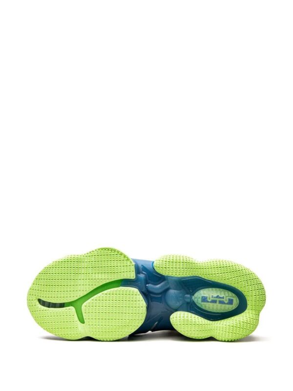 18019017_38199990_1000.jpg Nike Lebron 19 high-top sneakers
