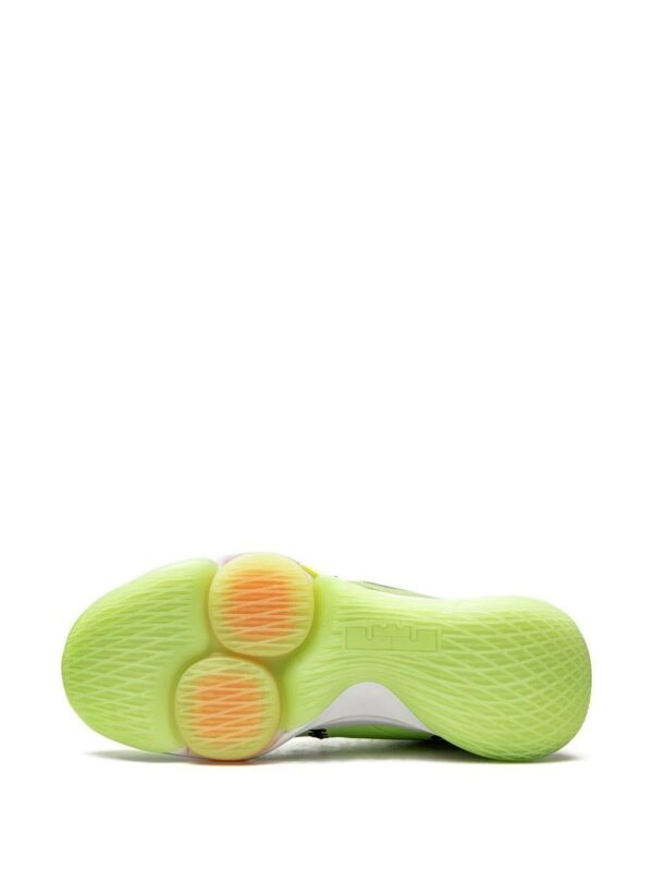18339096_39450497_1000-1.jpg Nike LeBron Witness V sneakers