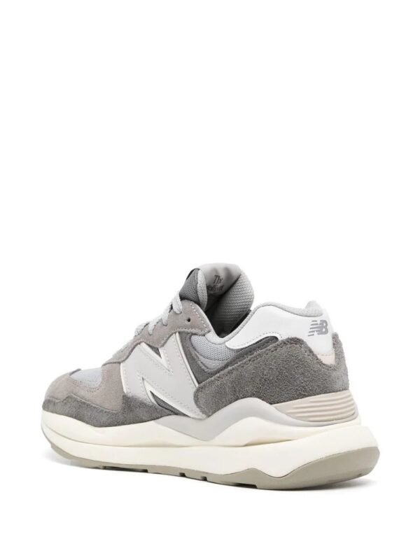 19123871_41936814_1000-1.jpg New Balance logo-patch panelled sneakers