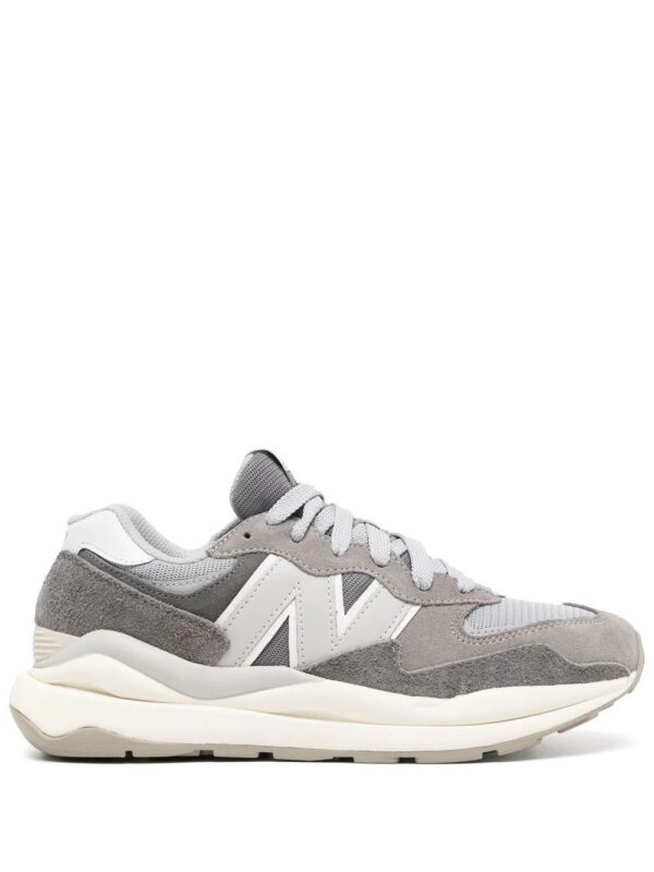 19123871_41937331_1000-1.jpg New Balance logo-patch panelled sneakers
