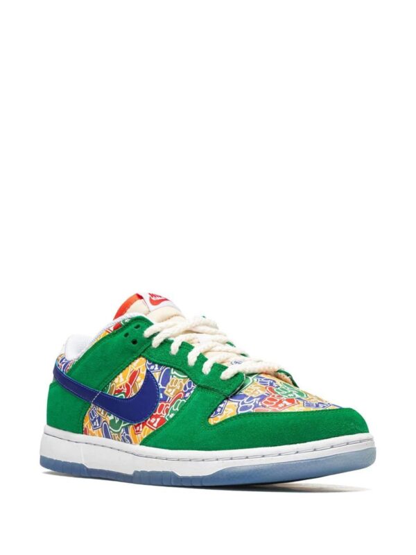 19335284_42449781_1000_d3efae49-6901-4cad-9617-a2b5bc848701-1.jpg Nike Dunk Low sneakers "Foam Finger"