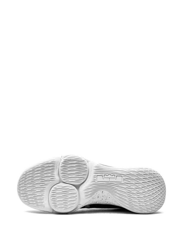 19373205_42534293_1000.jpg Nike LeBron Witness V high-top sneakers