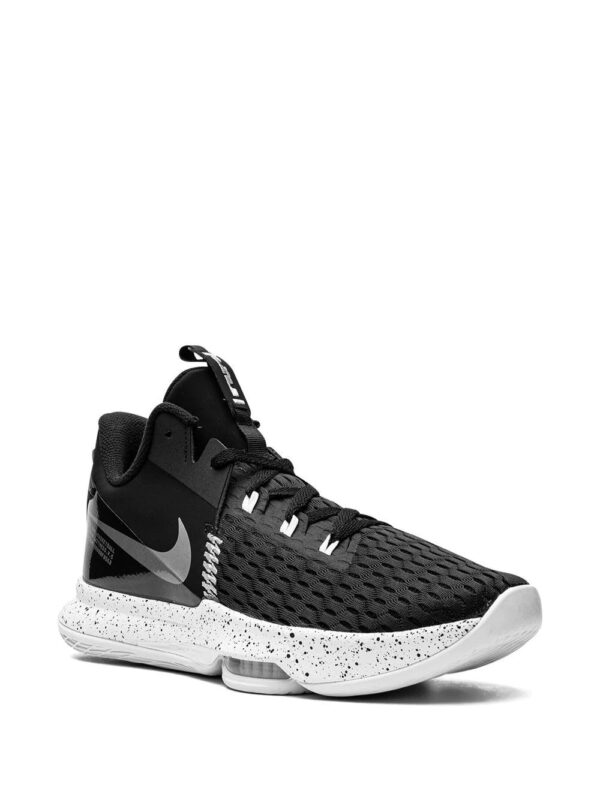 19373205_42534299_1000.jpg Nike LeBron Witness V high-top sneakers