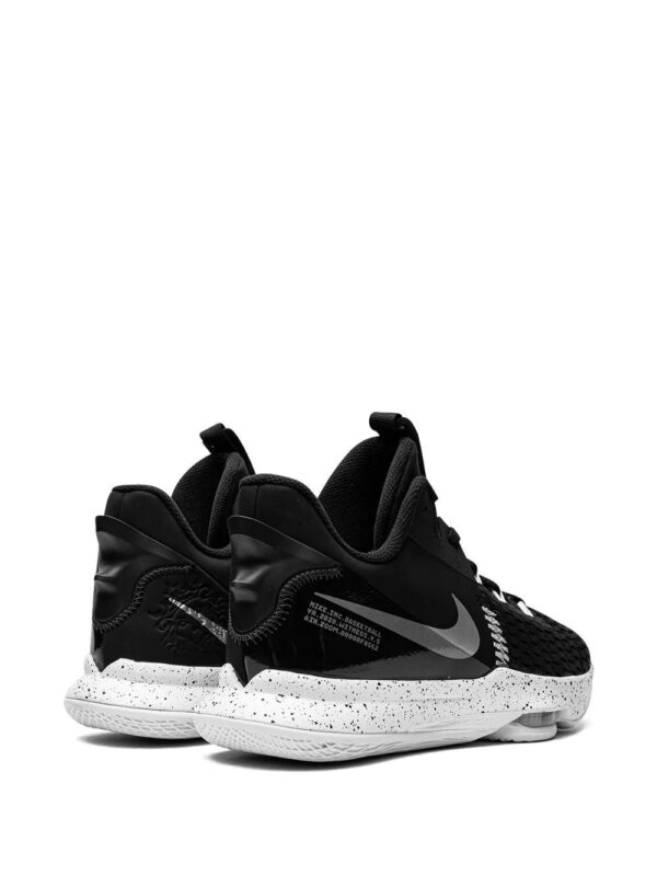 19373205_42536303_1000.jpg Nike LeBron Witness V high-top sneakers
