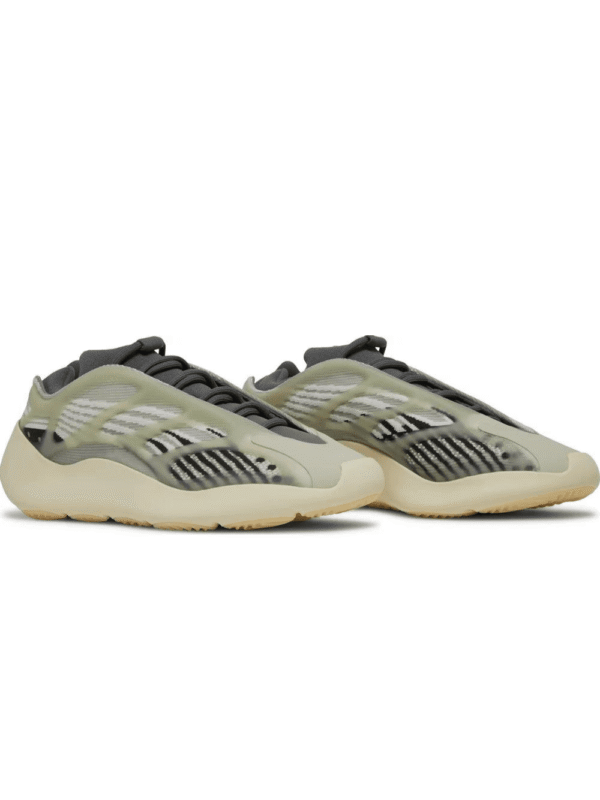 4_9d69f030-fa7f-472e-80c0-3644399b9636.png Yeezy 700 V3 'Fade Salt'