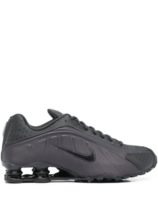 imgi_1_32769523_63145834_1000.jpg Nike Shox logo detail Trainers