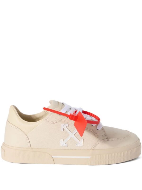 imgi_1_33133395_63529884_1000.jpg Off-White Arrow Vulc low sneakers