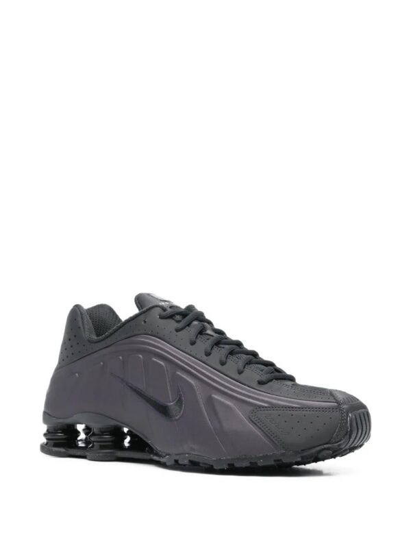 imgi_2_32769523_63145838_1000.jpg Nike Shox logo detail Trainers
