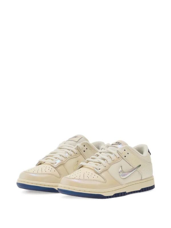 imgi_2_32890366_63891542_1000.jpg Nike Dunk Low lace-up sneakers