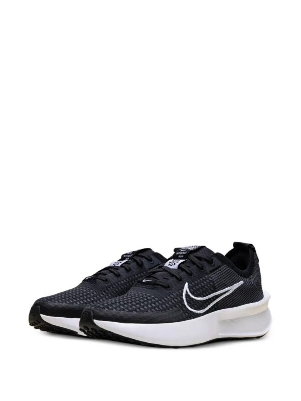 Nike  Interact Run road running sneakers
