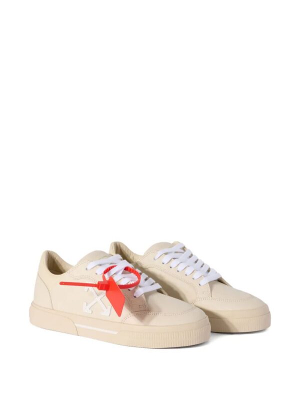 imgi_2_33133395_63522192_1000.jpg Off-White Arrow Vulc low sneakers