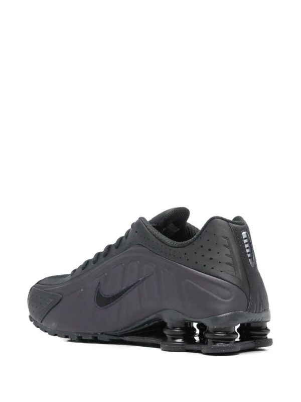 imgi_3_32769523_63207160_1000.jpg Nike Shox logo detail Trainers