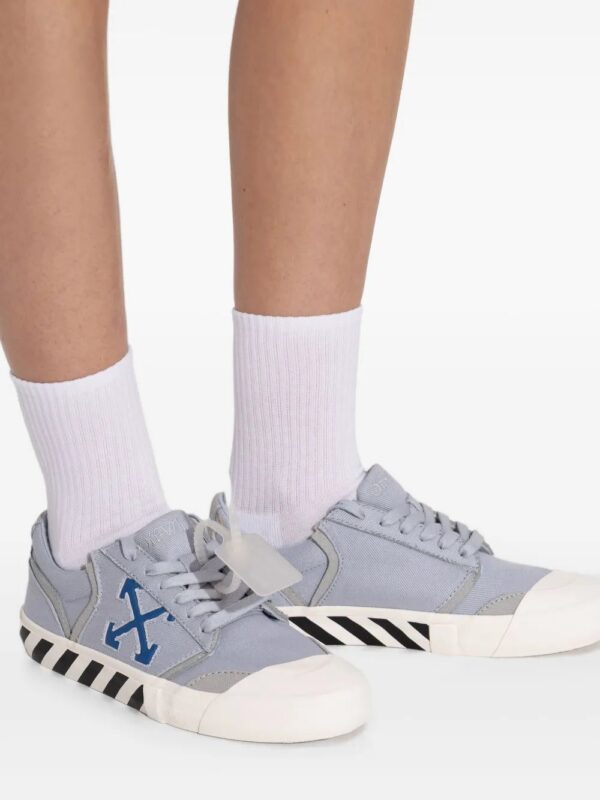 imgi_4_32265570_62470071_1000.jpg Off-White Vulcanized low-top sneakers