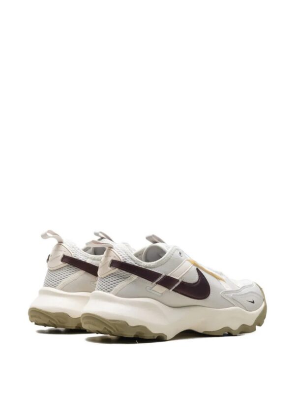 imgi_4_32597123_62890082_1000.jpg Nike TC 7900 lace-up sneakers