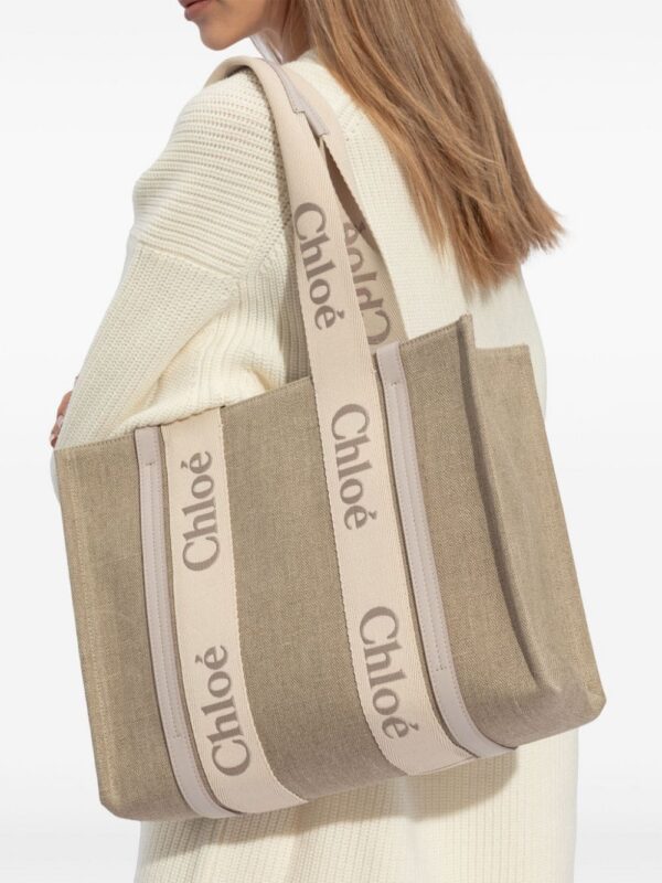23844258_53812864_1000.jpg Chloé medium Woody logo-strap linen tote bag