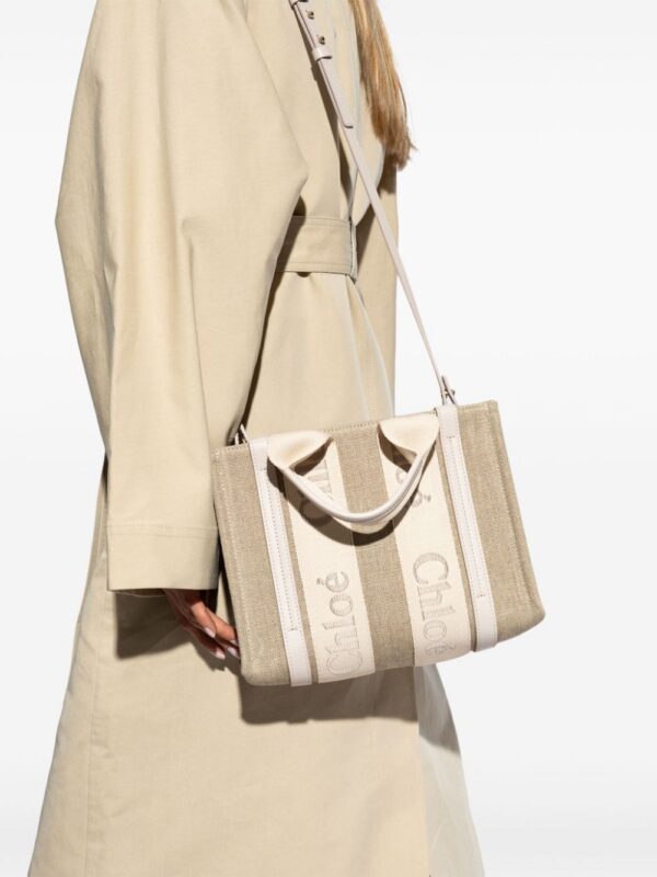 23881419_53972323_1000.jpg Chloé small Woody logo-strap tote bag