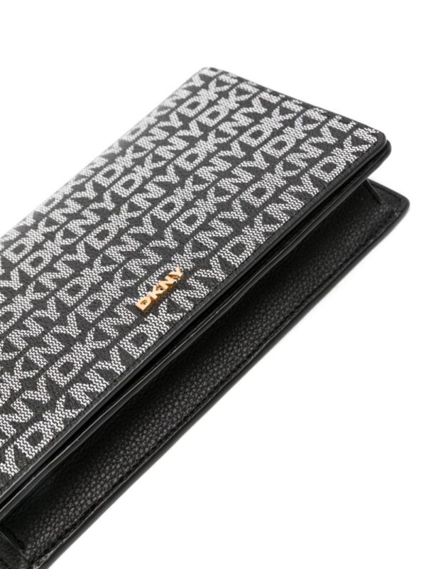 23922112_54067494_1000.jpg DKNY logo-print clutch bag