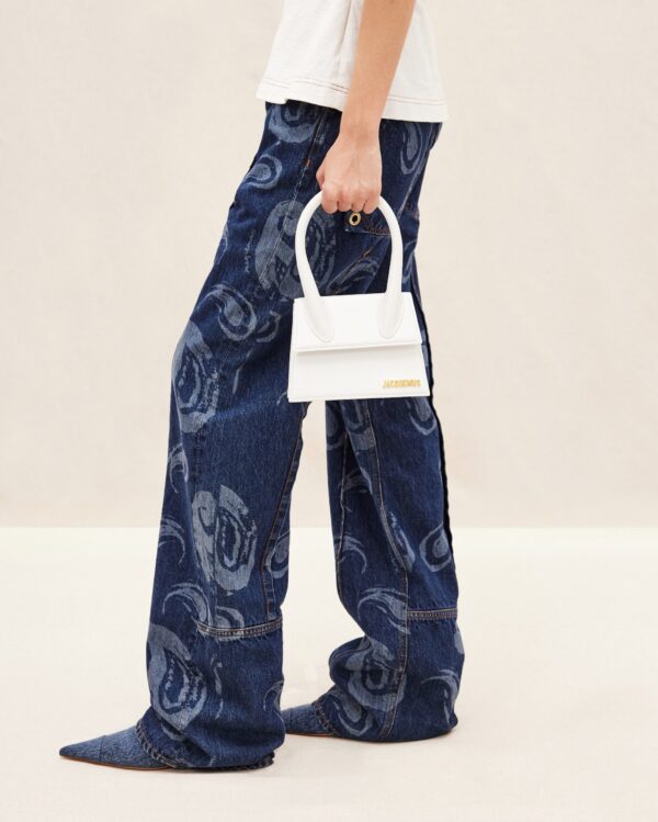 23E213BA002-3000-100_10-scaled-1.jpg Jacquemus Le Chiquito moyen Leather handbag.