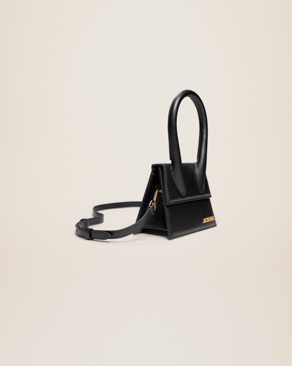 23E213BA002-3000-990_11.jpg Jacquemus Le Chiquito moyen Leather handbag.