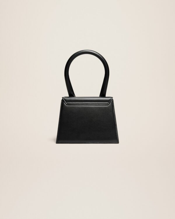 23E213BA002-3000-990_12.jpg Jacquemus Le Chiquito moyen Leather handbag.