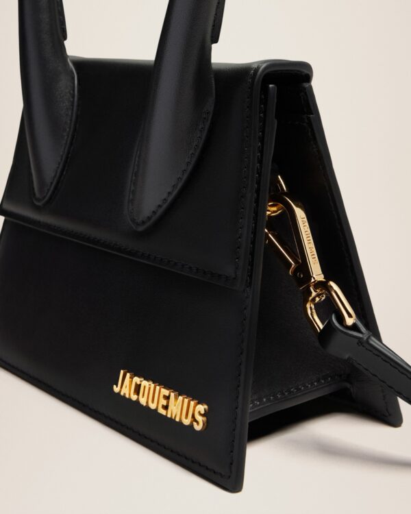 23E213BA002-3000-990_13.jpg Jacquemus Le Chiquito moyen Leather handbag.