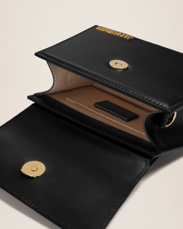 23E213BA002-3000-990_14.jpg Jacquemus Le Chiquito moyen Leather handbag.
