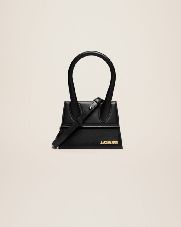 23E213BA002-3000-990_1_main.jpg Jacquemus Le Chiquito moyen Leather handbag.