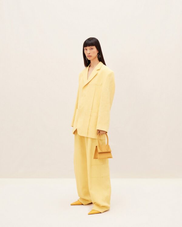 23E213BA002-3060-290_10-scaled-1.jpg Jacquemus Le Chiquito moyen Signature handbag.