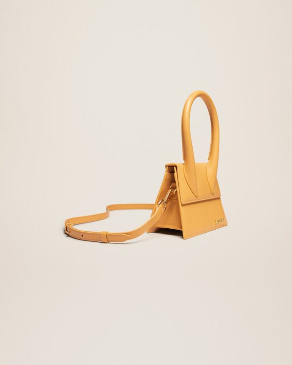 23E213BA002-3060-290_11.jpg Jacquemus Le Chiquito moyen Signature handbag.