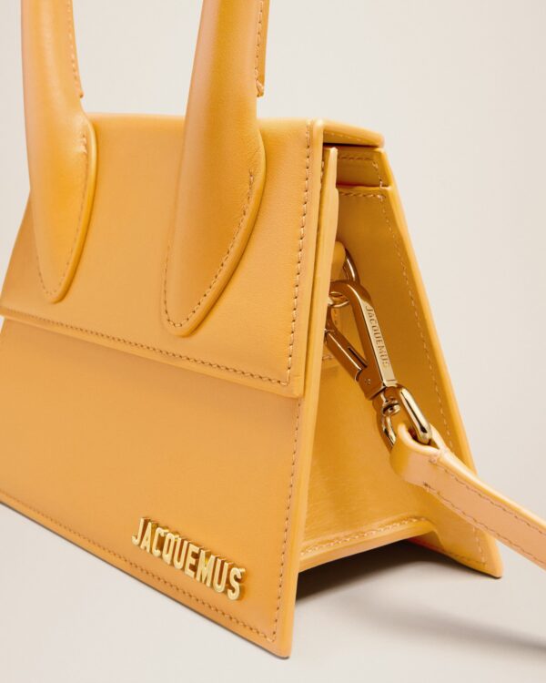 23E213BA002-3060-290_13.jpg Jacquemus Le Chiquito moyen Signature handbag.